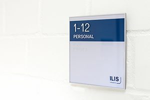 Türschild ILIS business line mit Profilschrift und Braille